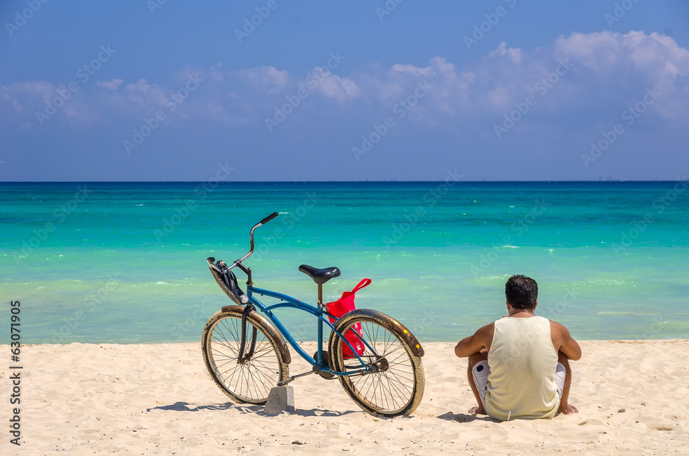 Fototapeta premium Man looking the ocean