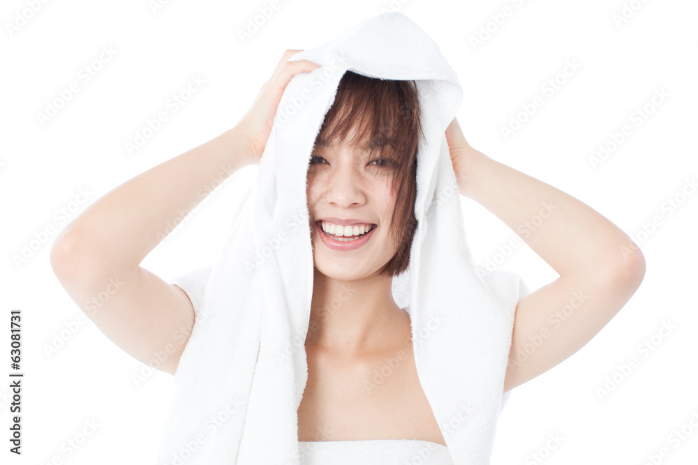タオルで髪を拭く女性 Stock 写真 Adobe Stock