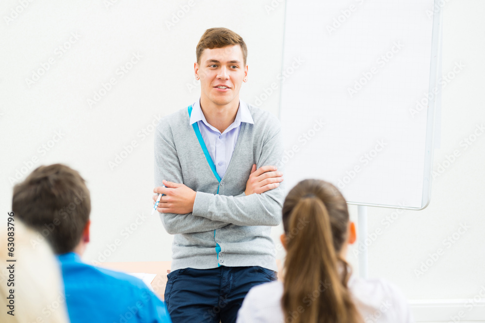 Obraz premium teacher talking with students