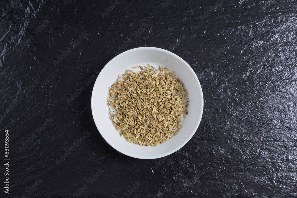 Fenchel in einer Schale auf Schiefer Fenchel in einer Schale auf Schiefer