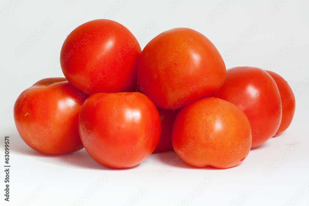 Tomates en tas sur fond blanc Tomates en tas sur fond blanc