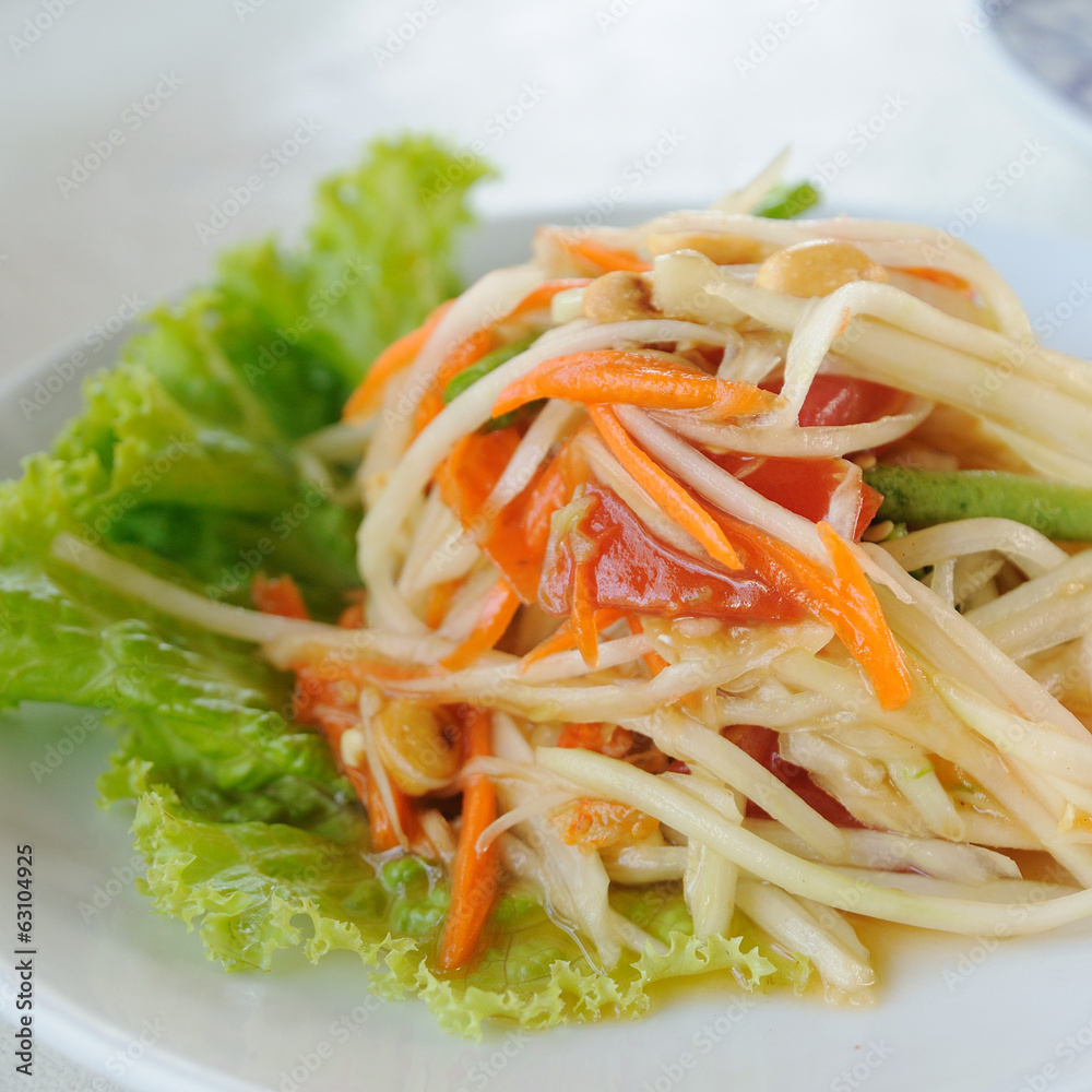 Green-papaya-salad, Thaland favorite food on table.