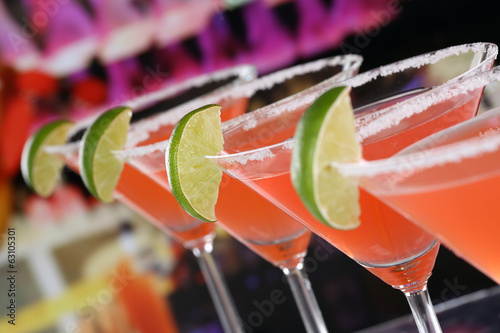 Rote Martini Cocktails in Gläsern in einer Bar #63105301