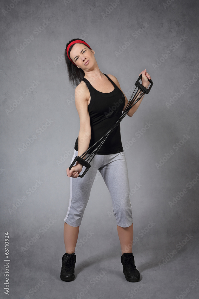 femme faisant du fitness avec un tendeur élastique femme faisant du fitness avec un tendeur élastique
