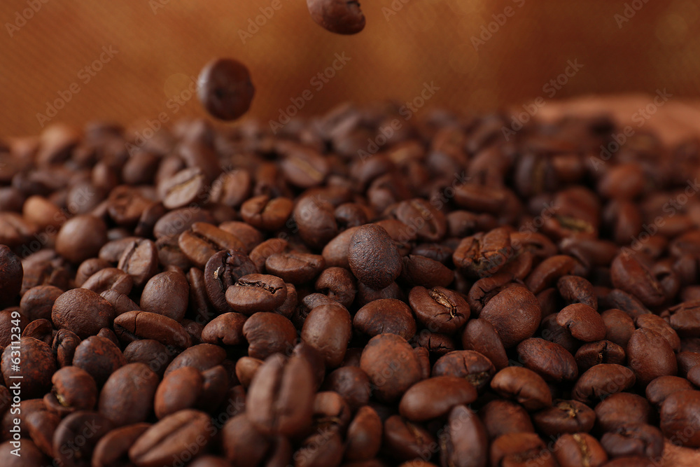 Obraz premium Coffee beans on table on brown background