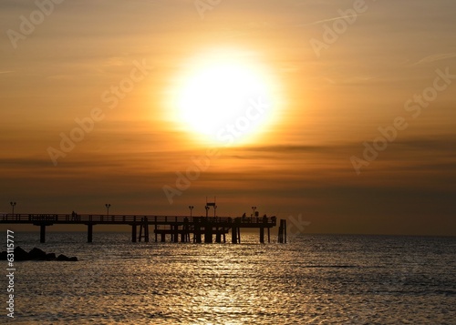 Fototapeta Naklejka Na Ścianę i Meble -  Angler auf der Seebrücke im Sonnenuntergang