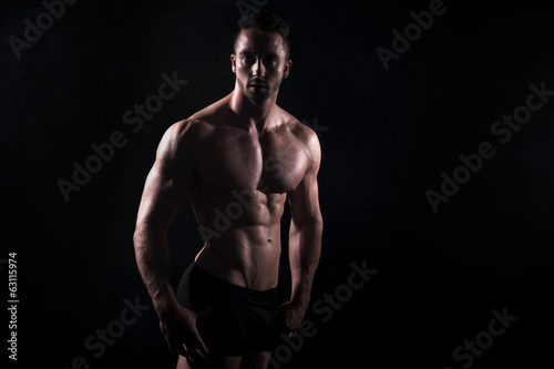 Muskulöser Mann nackter Oberkörper durchtrainiert Porträt
