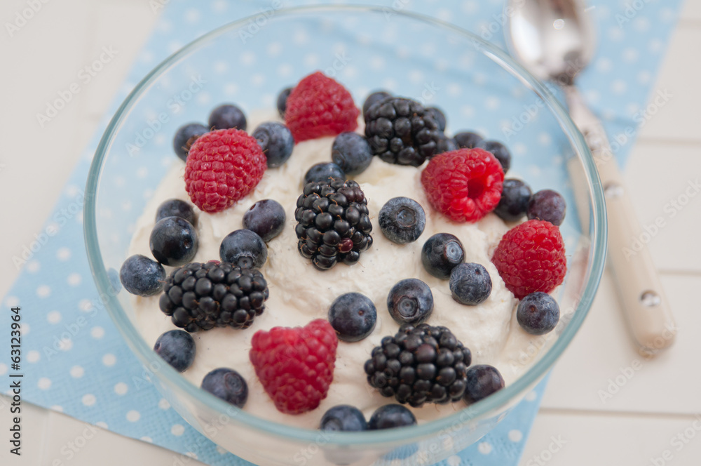 Joghurt mit gemischten Beeren Joghurt mit gemischten Beeren