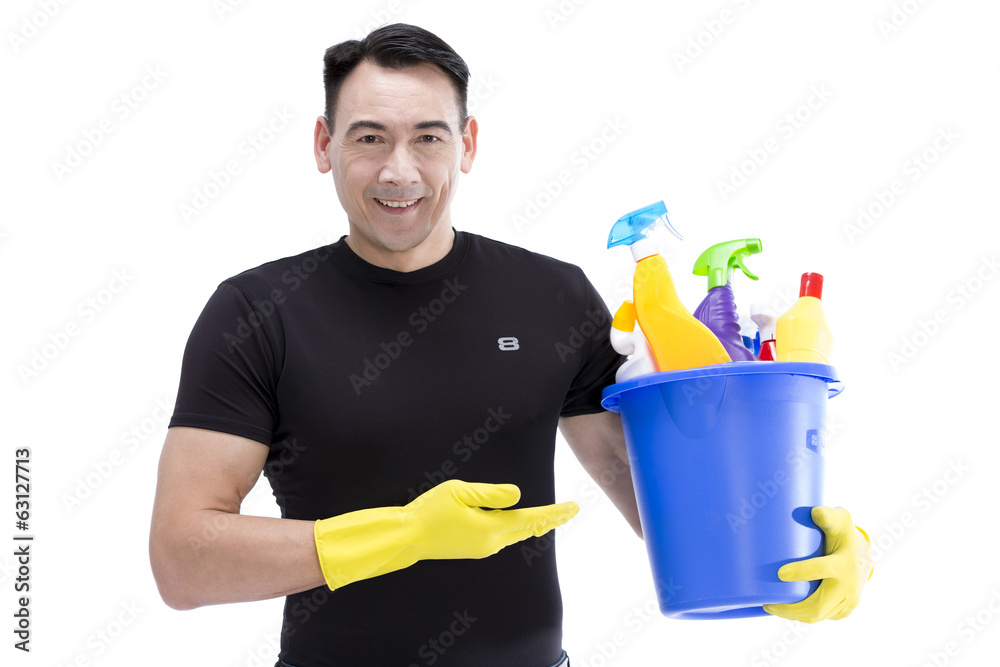 Reinigungskraft lächelt & präsentiert Putzeimer + Reinigern Reinigungskraft lächelt & präsentiert Putzeimer + Reinigern