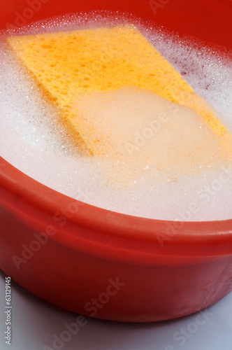 Fototapeta L'éponge dans la bassine d'eau mousseuse