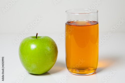 apple juice and green apple