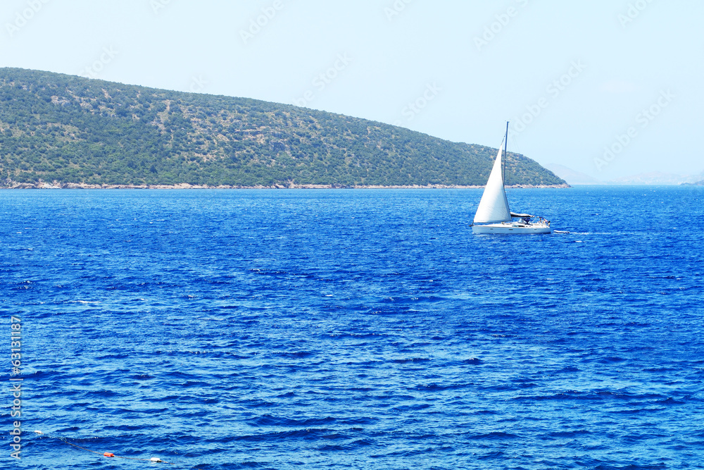 Fototapeta premium The sail yacht on turquoise water near beach, Bodrum, Turkey