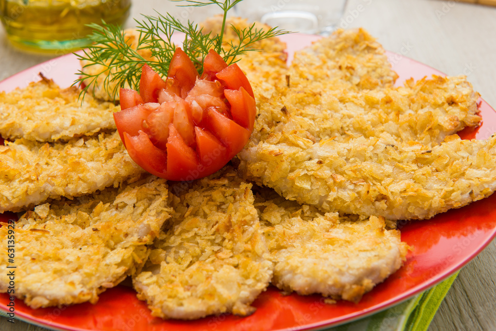 Fettine di pollo con panatura croccante di patatine fritte Fettine di pollo con panatura croccante di patatine fritte