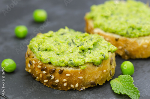 Pea and mint bruschetta, closeup