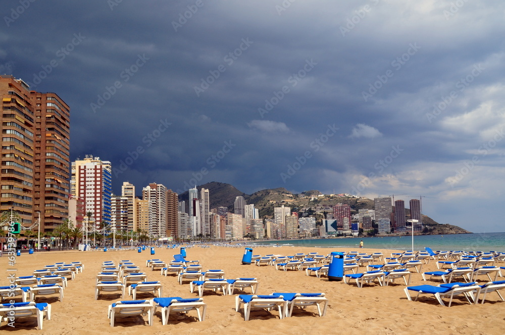 Nubes de tormenta en la playa del Levante. Benidorm