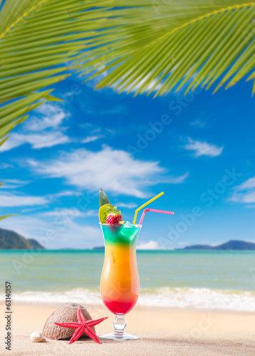 Fresh tropical cocktail on sunny beach in Maldives © Netfalls