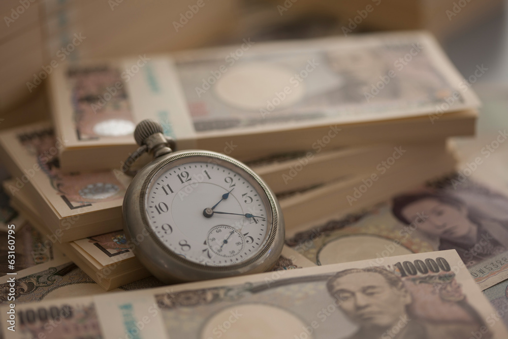 札束と懐中時計 札束と懐中時計