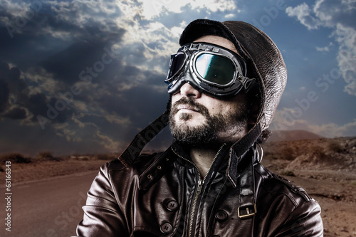 Hopes, biker with black leather jacket and old glasses © Fernando Cortés