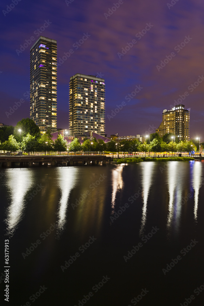 Obraz premium Apartment Skyscrapers In London at night