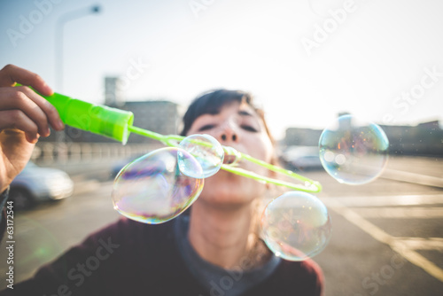 Fotografia young beautiful hipster woman bubble blower