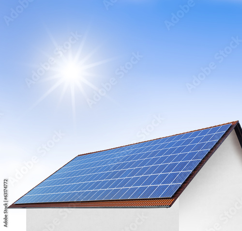 Sonnenkollektoren auf Hausdach