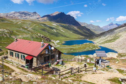 Rifugio di montagna e laghi alpini