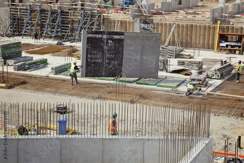 ouvriers sur fondation chantier photo