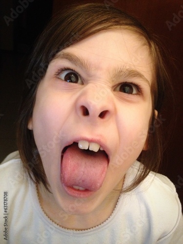 Bambina arrabbiata che fa le boccacce