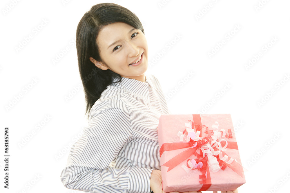 プレゼントを持った笑顔のOL