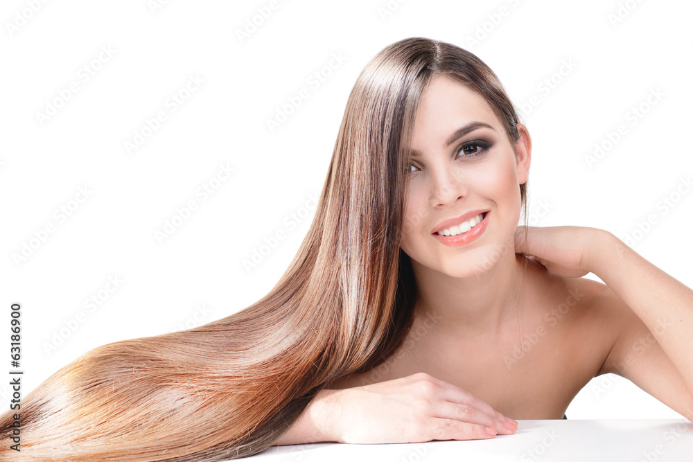 Obraz premium Piękna młoda kobieta z długimi włosami na białym tle