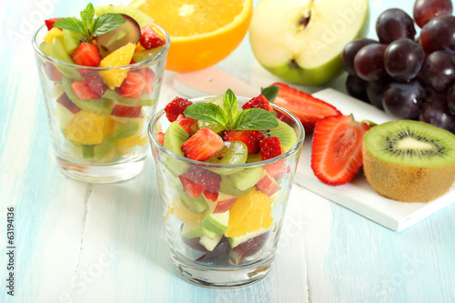 Foto macedonia insalata di frutta in bicchiere