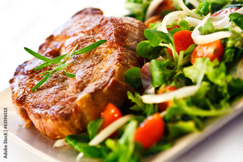 Grilled steak and vegetable salad