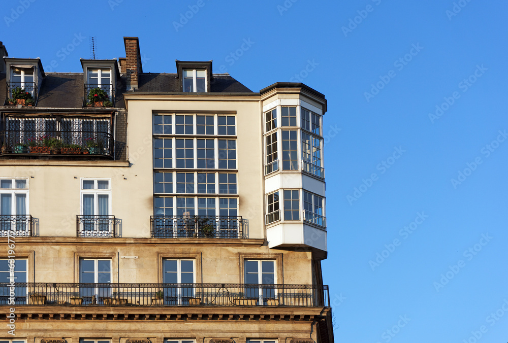verrière et balcon sur immeuble parisien