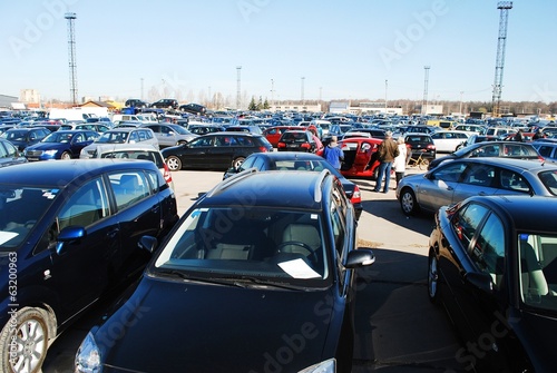 Obraz na płótnie Market of second hand used cars in Kaunas city w salonie