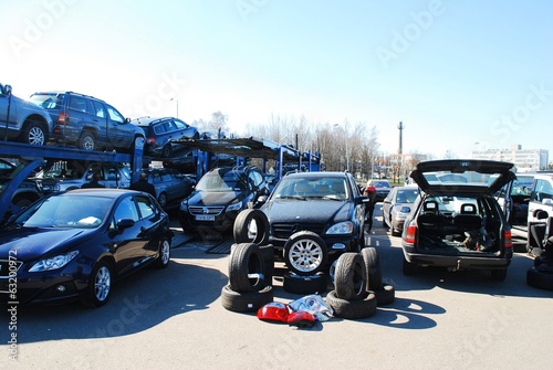 Obraz na płótnie Market of second hand used cars in Kaunas city w salonie