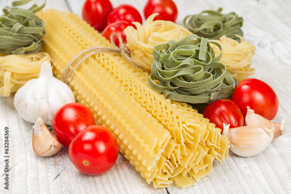 Noodles, tomatoes and garlic Noodles, tomatoes and garlic