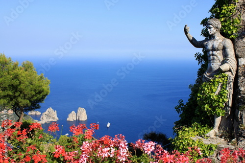 Statue romaine et vue sur les Fariglioni à Anacapri - Italie