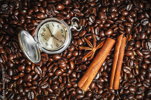 Composition with clock, cinnamon and star anise