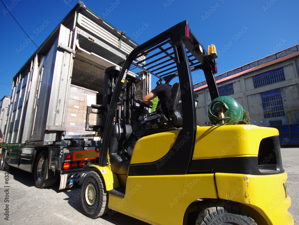 transport logistique - déchargement de camion transport logistique - déchargement de camion