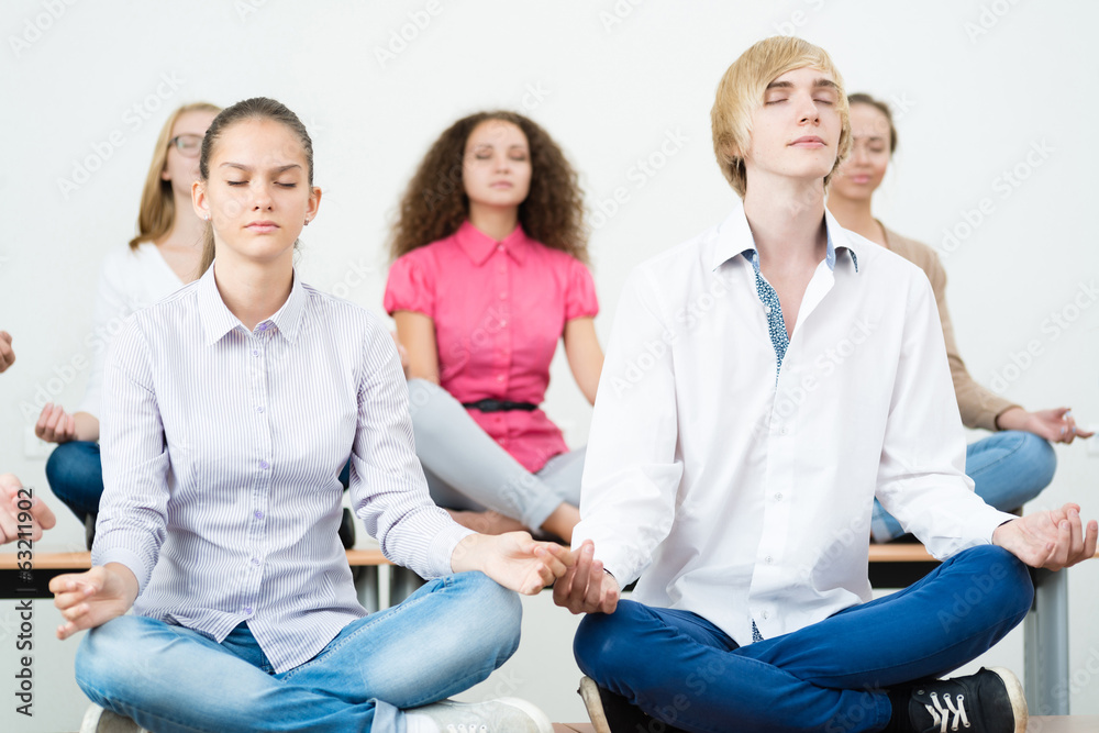 Obraz premium group of young people meditating