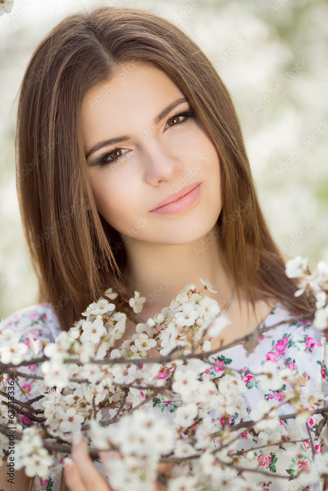 Beautiful teenager girl at green spring nature - obrazy, fototapety, plakaty 