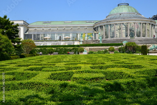 Haies en nids d'abeilles devant l'Orangerie du parc botanique