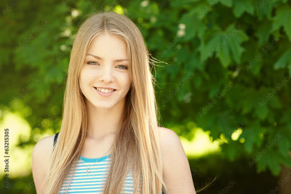 Naklejka premium Pretty young woman outdoors.