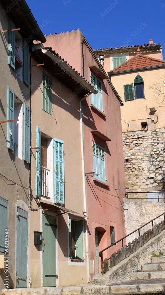 Façades colorées d'immeubles anciens à Aubagne