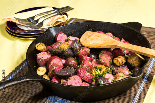 Canvas-taulu Potato medley meal cooked in a cast iron frying pan