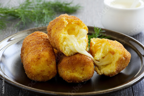 Foto Potato croquettes with mozzarella.