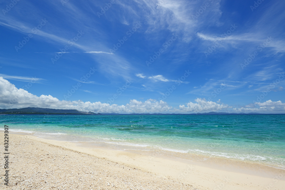 南国沖縄の綺麗な珊瑚の海と夏空