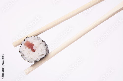 Palillos con sushi