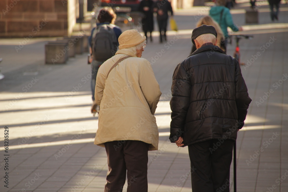 Parede jubilados caminando por la calle en un día de invierno