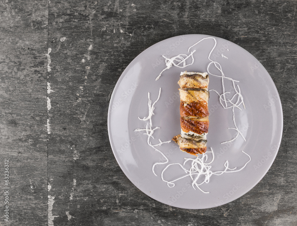 Φωτογραφία sushi with smoked eel in gray plate on old wooden table